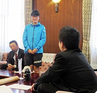 アジア・オセアニアオプティミス級セーリング選手権大会の日本代表に選ばれた大津市北大路中学校3年生の須田英実子さんが出場報告に来られる