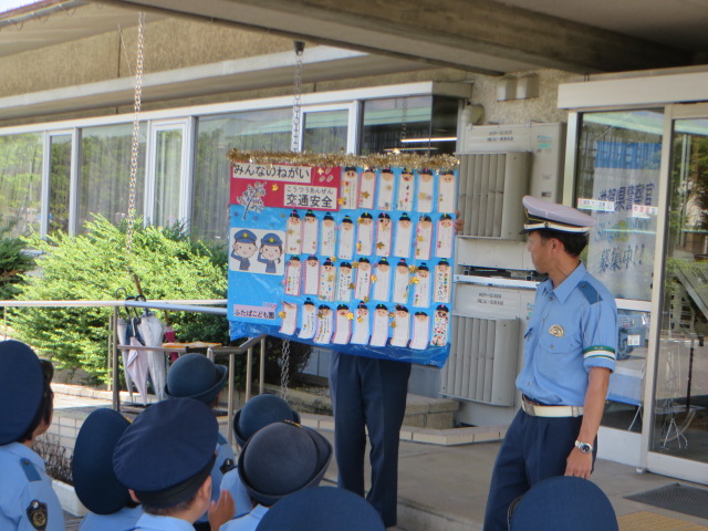 警察官が七夕短冊を披露する様子