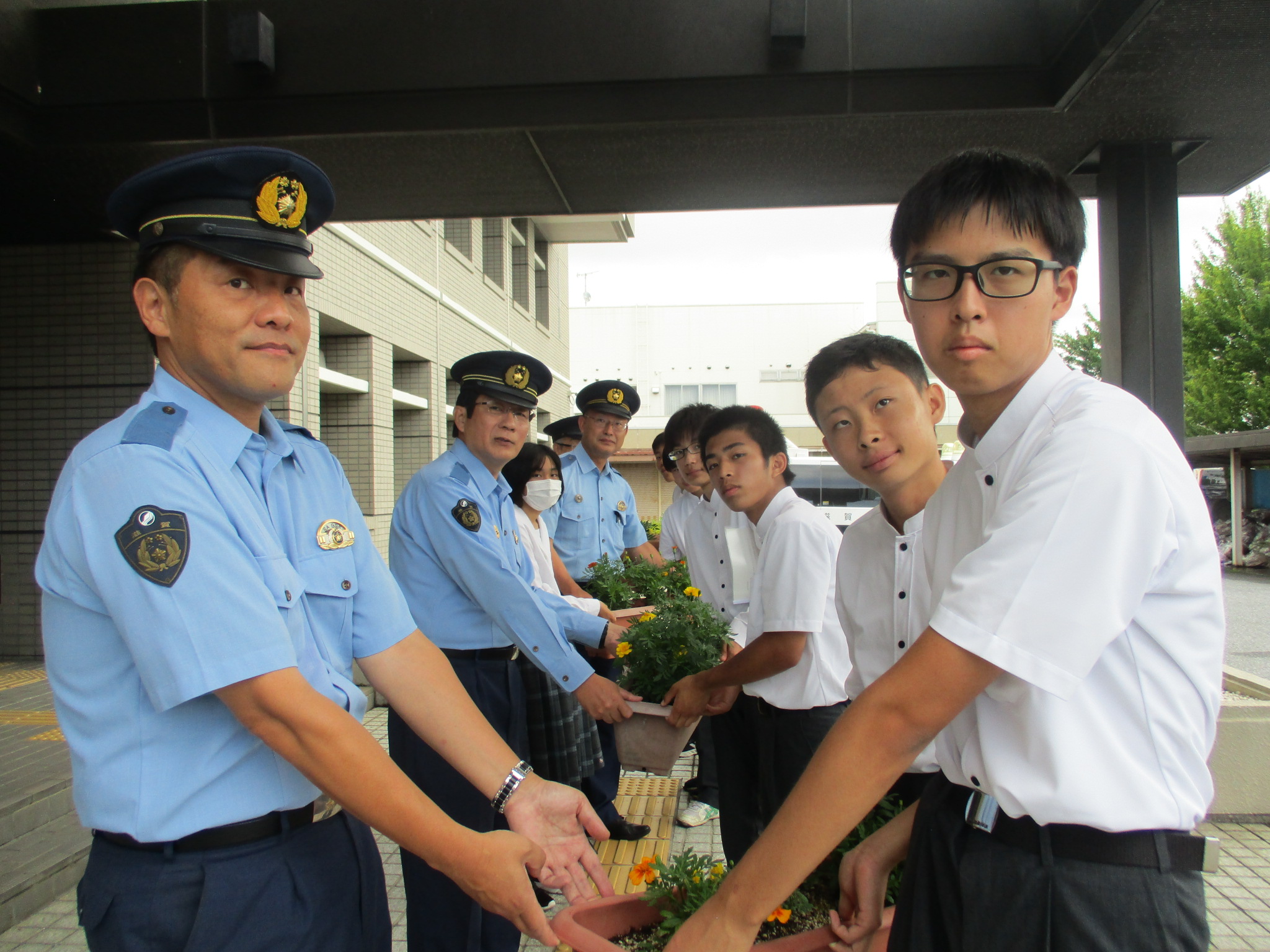 警察と高等養護学校の生徒