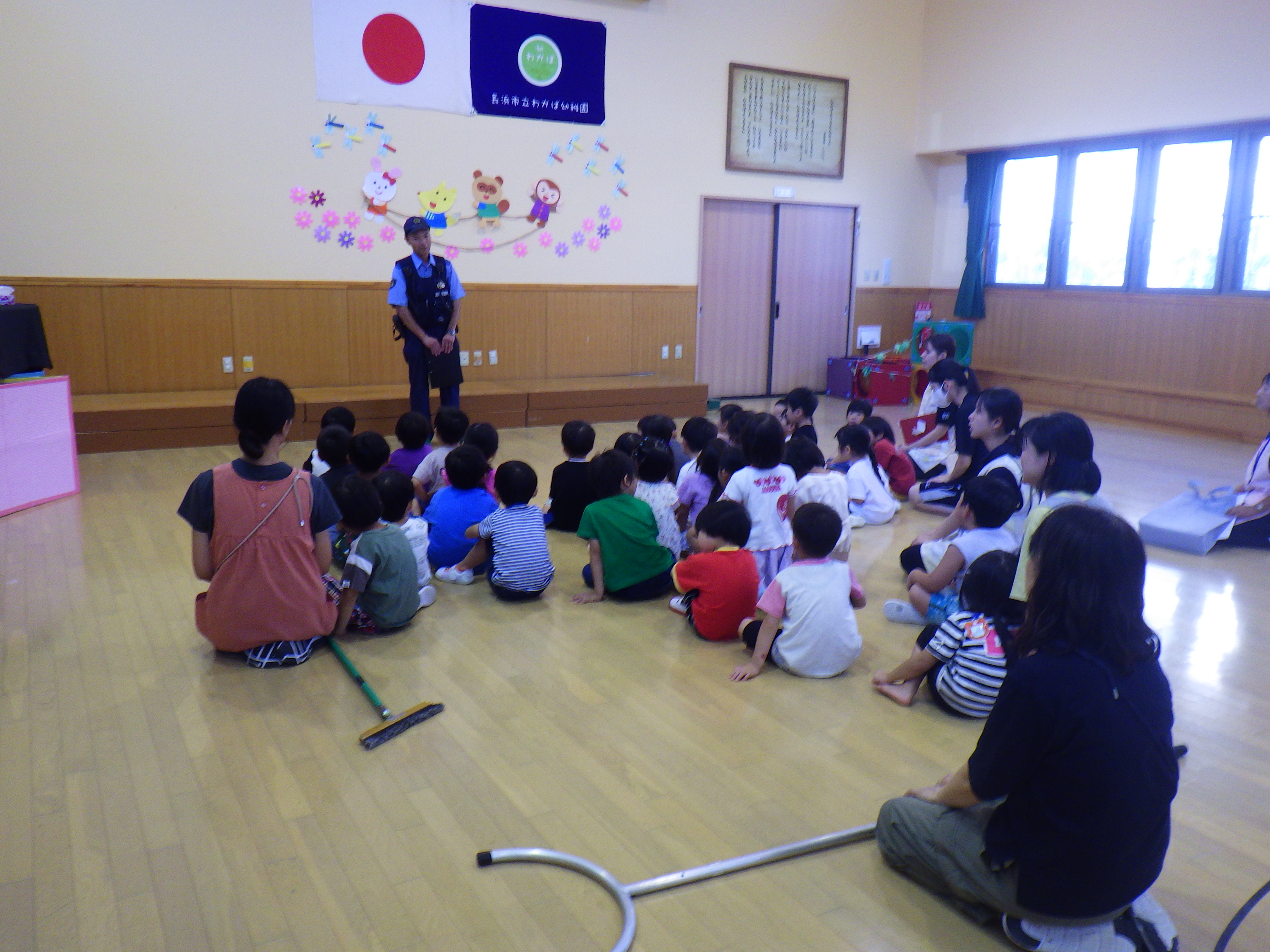 警察官の話を聞く園児と先生