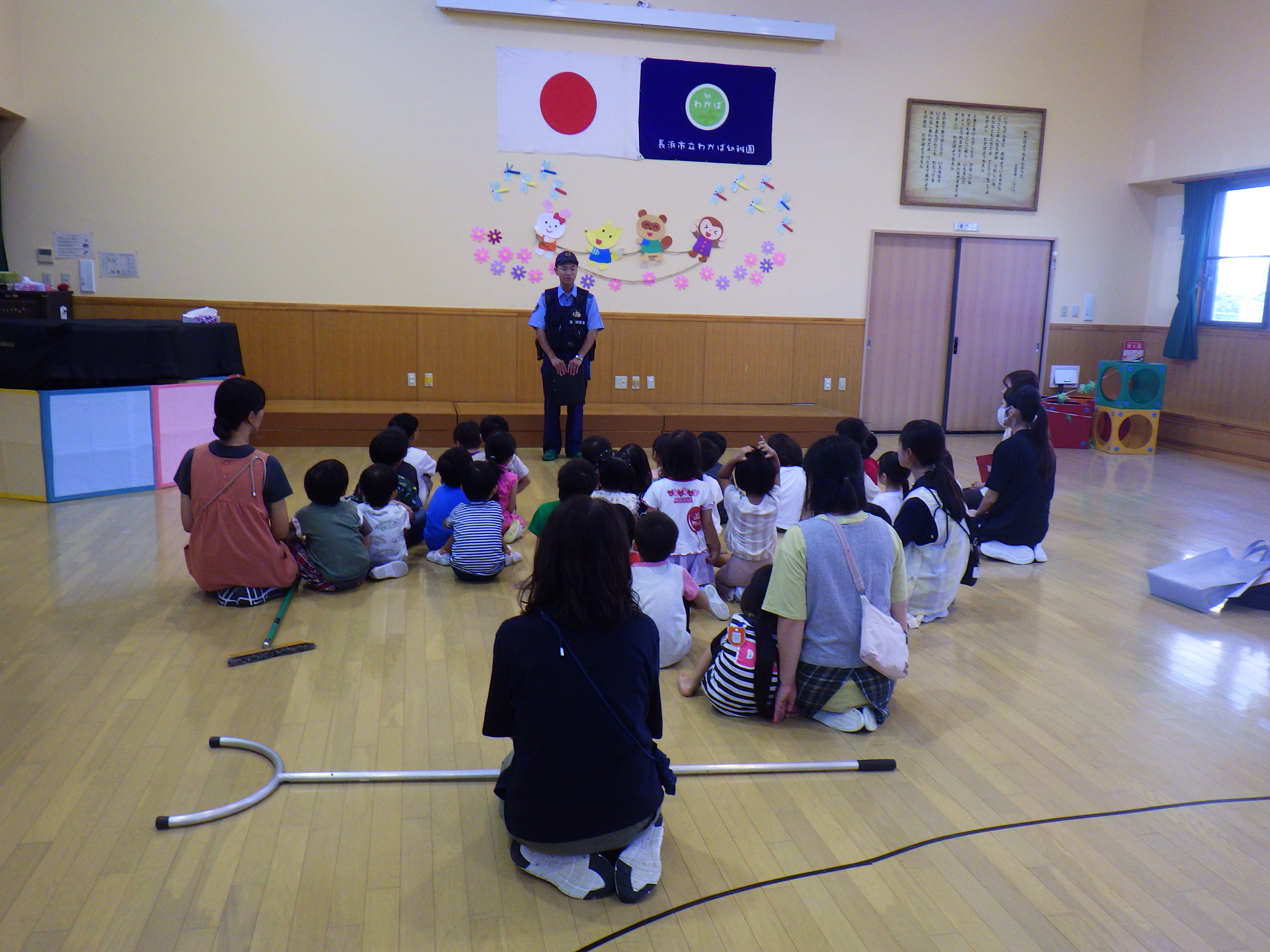 警察官の話を聞く園児と先生