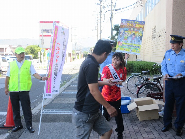 呼びかける清水さん