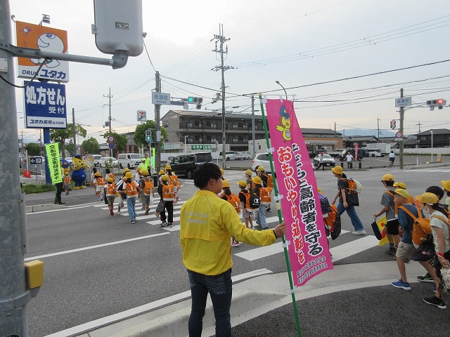 横断歩道を渡る子ども