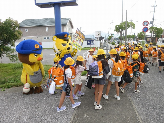 子どもを見守るひよたんとながとらくん