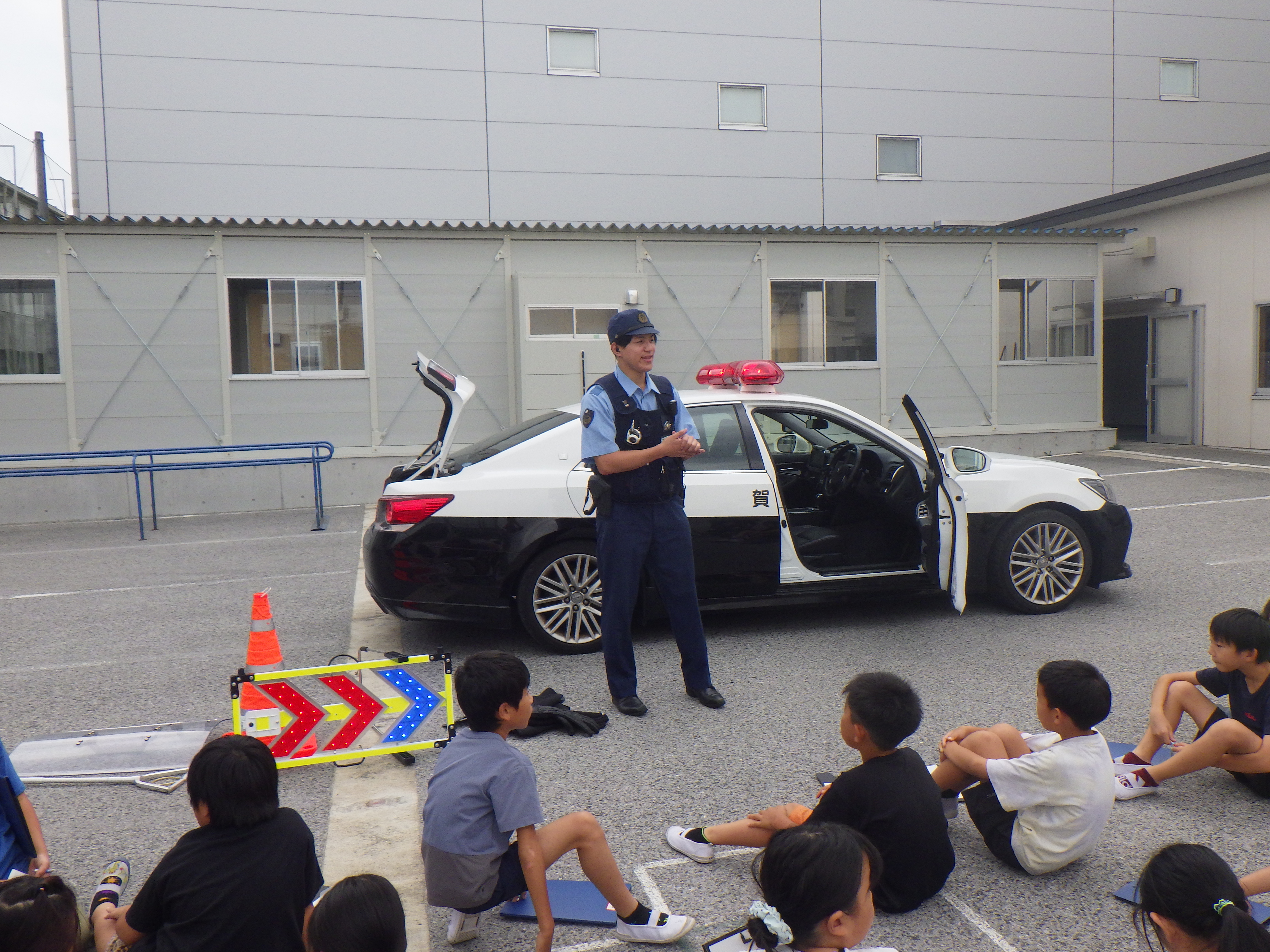 パトカー内を説明する様子