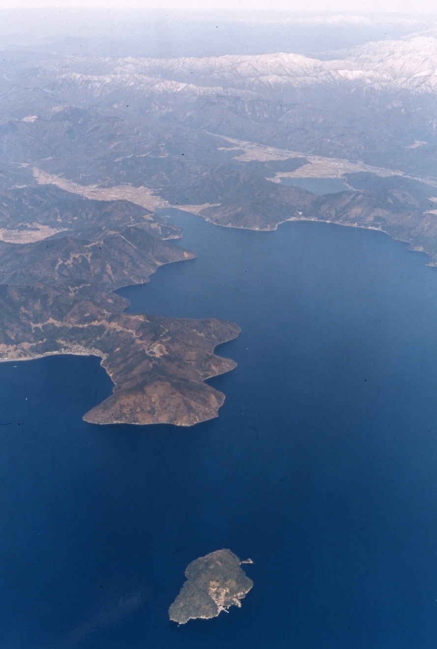 01_竹生島上空から見た葛籠尾崎沖