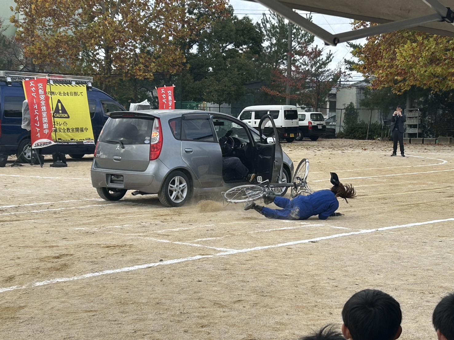 車にぶつかった自転車が倒れる様子