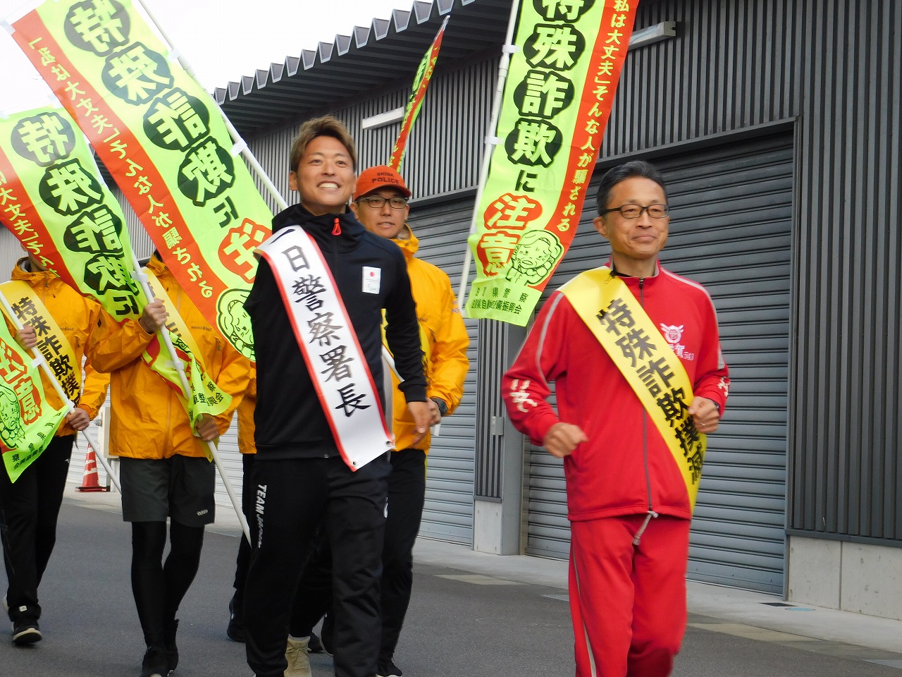 防犯を呼び掛ける1日警察署長