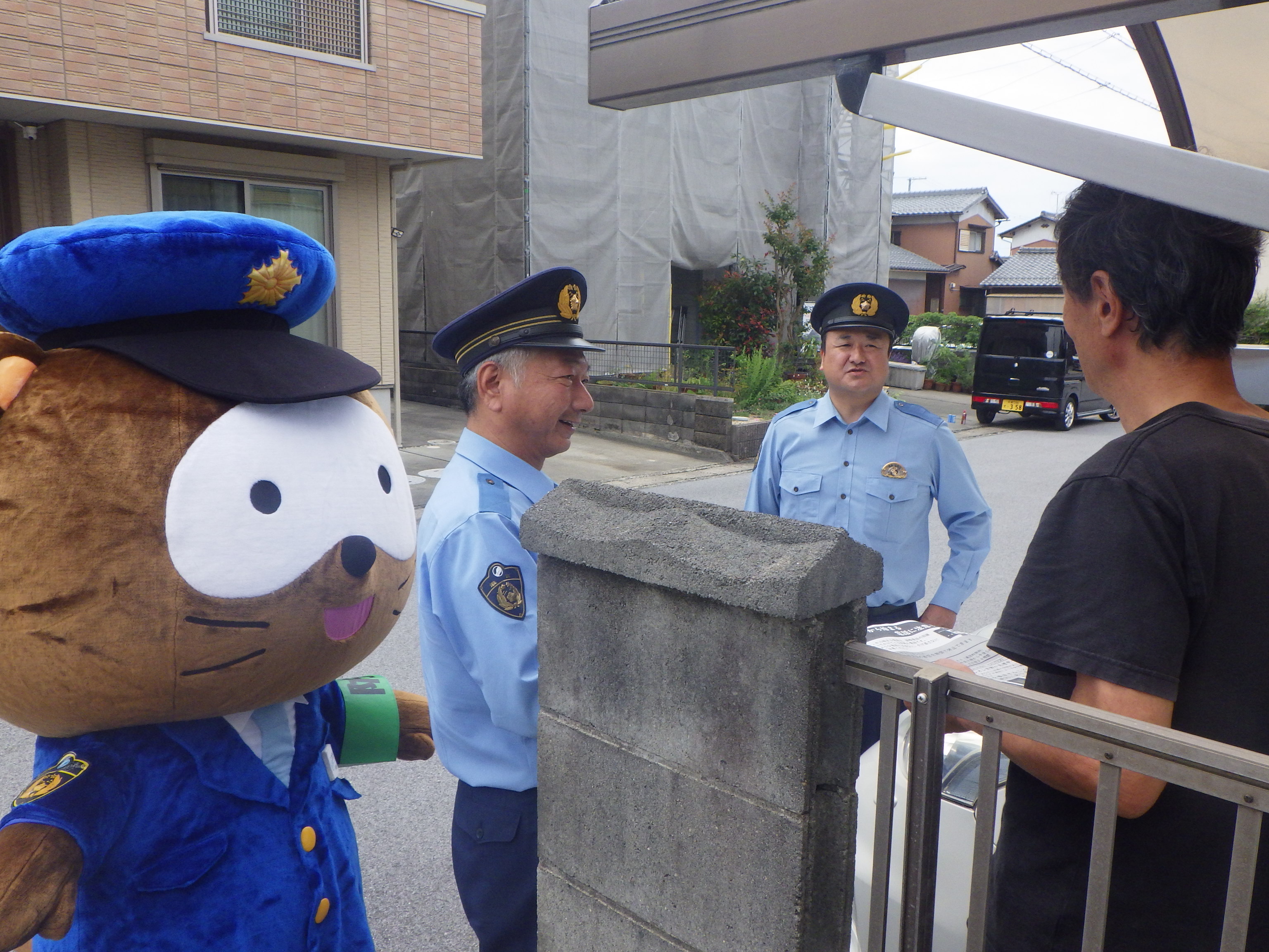 おうちを訪ねる警察官とけいたくん