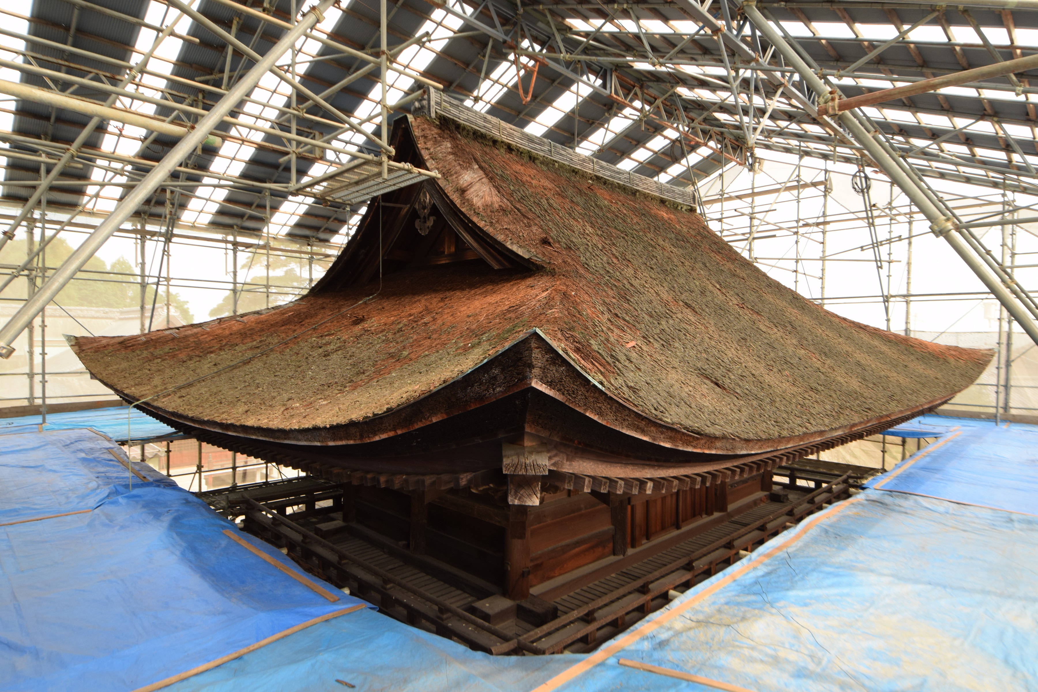 小田神社楼門修理前の屋根