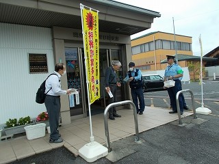 チラシを配る様子