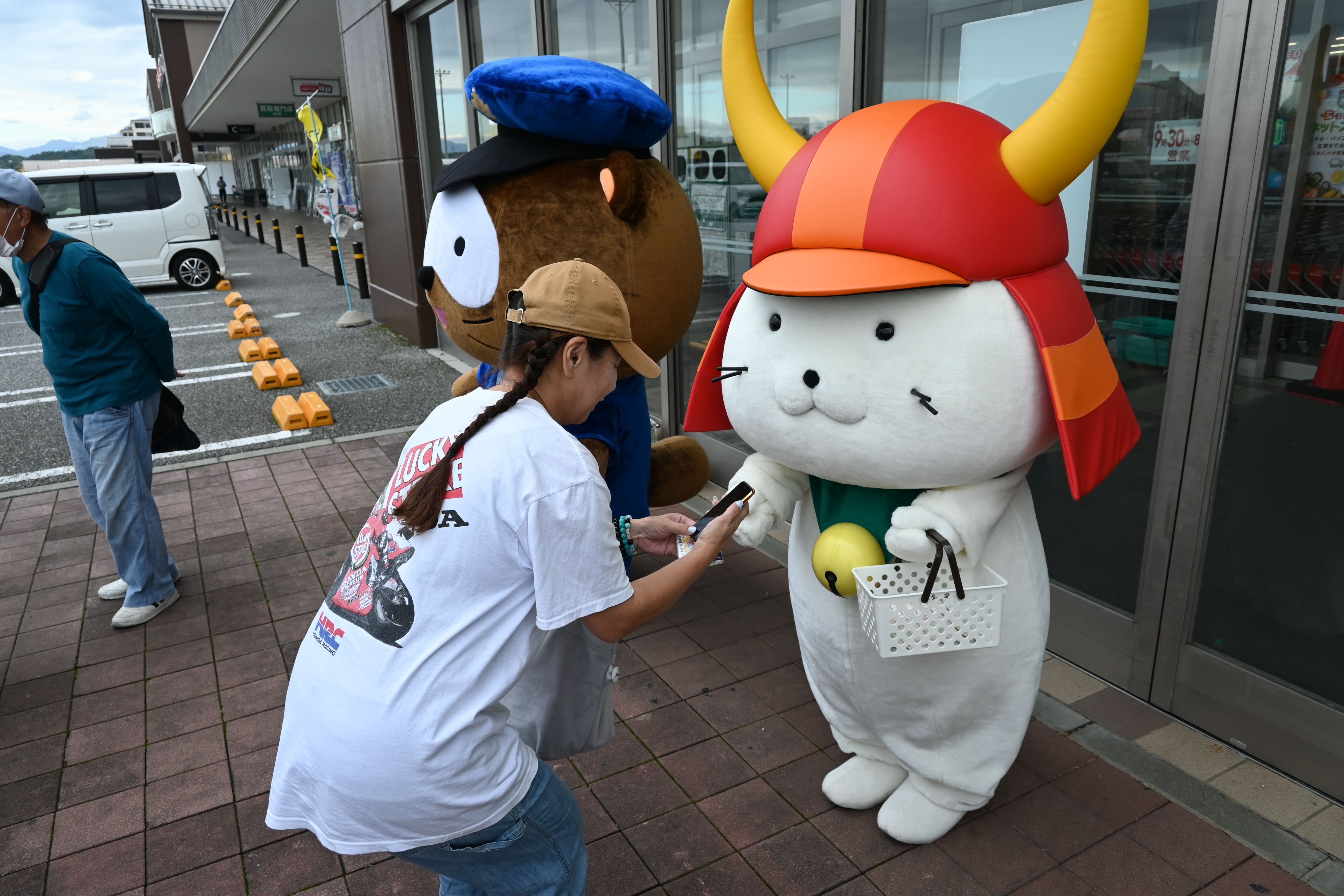 お客さんに説明するひこにゃん