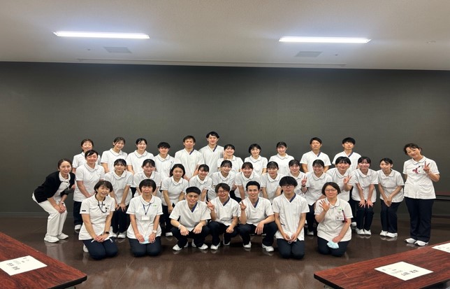 滋賀県立総合病院令和7年度新人看護師集合写真
