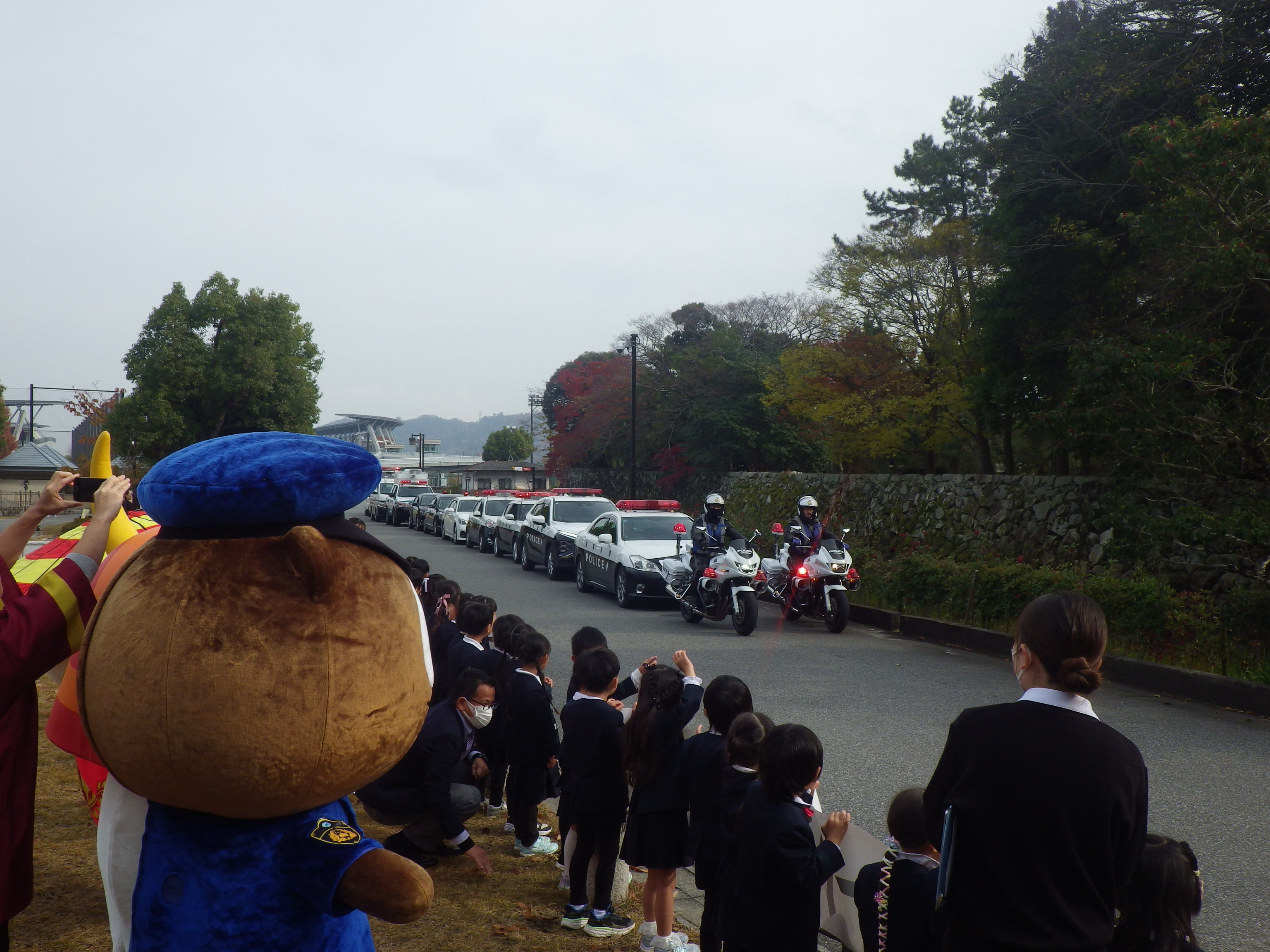 出動を見守る園児とゆるキャラ