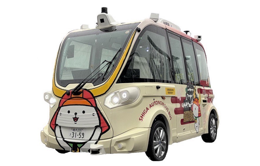 走行する自動運転バス