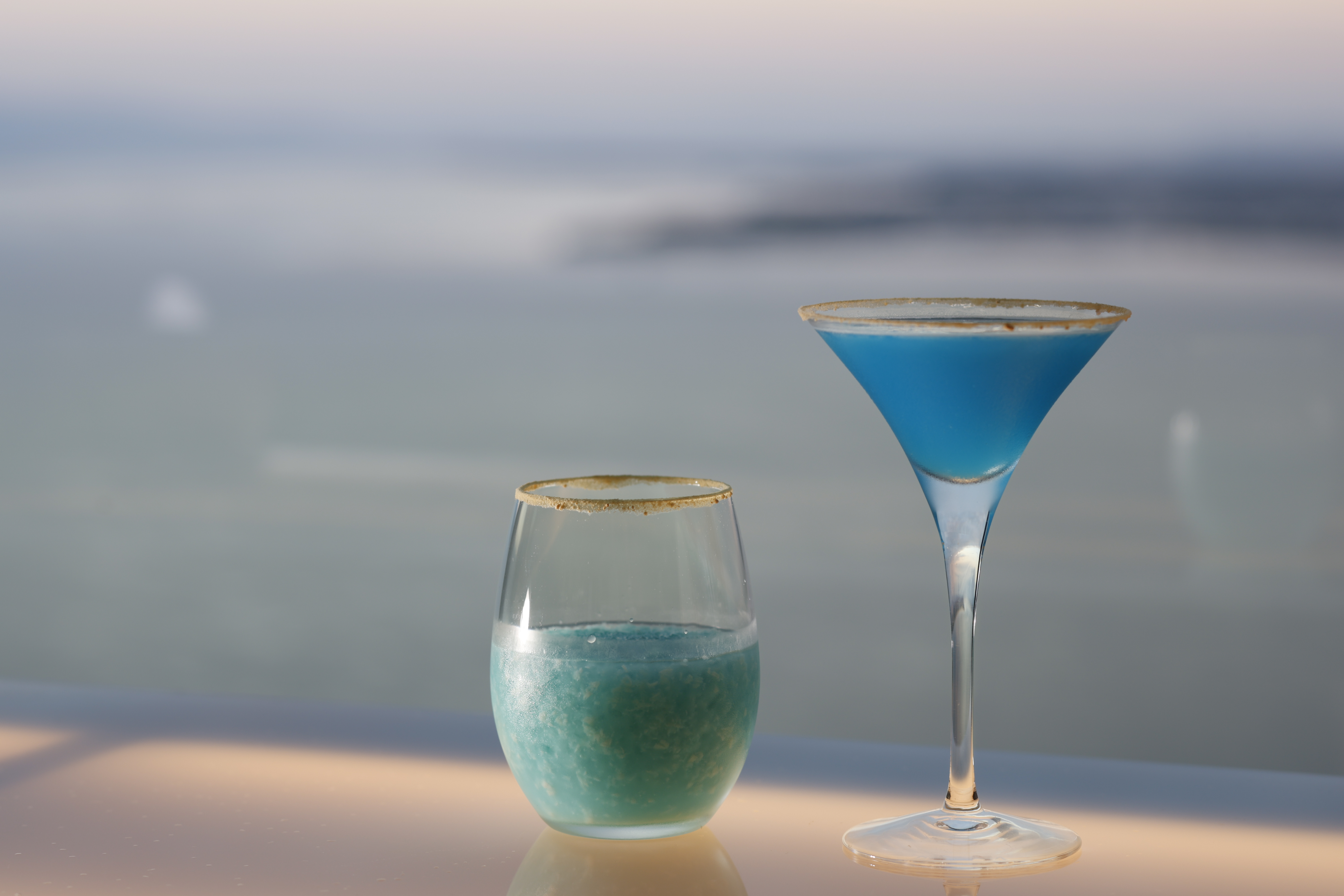 びわ湖魚カクテル「湖酔（こよい）」の画像、びわ湖魚ノンアルコールカクテル「湖惚（こほれ）」の画像、びわ湖大津プリンス ホテルスカイラウンジ トップオブオオツのホームページへのリンク