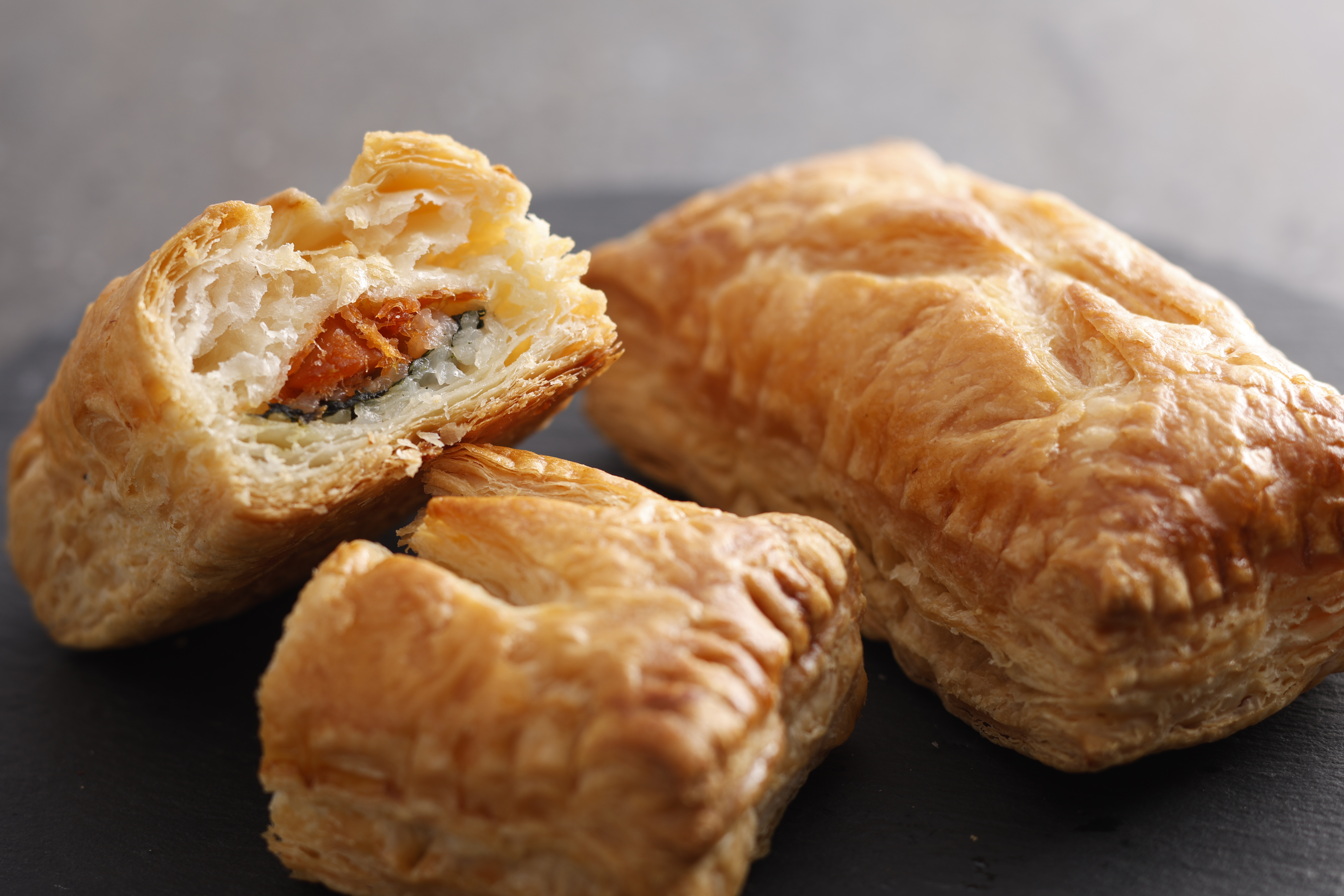 ビワマスのパイ「クーリ“ビワ”ック」の画像、びわ湖大津プリンス ホテルロビーラウンジ ポートニオのホームページへのリンク