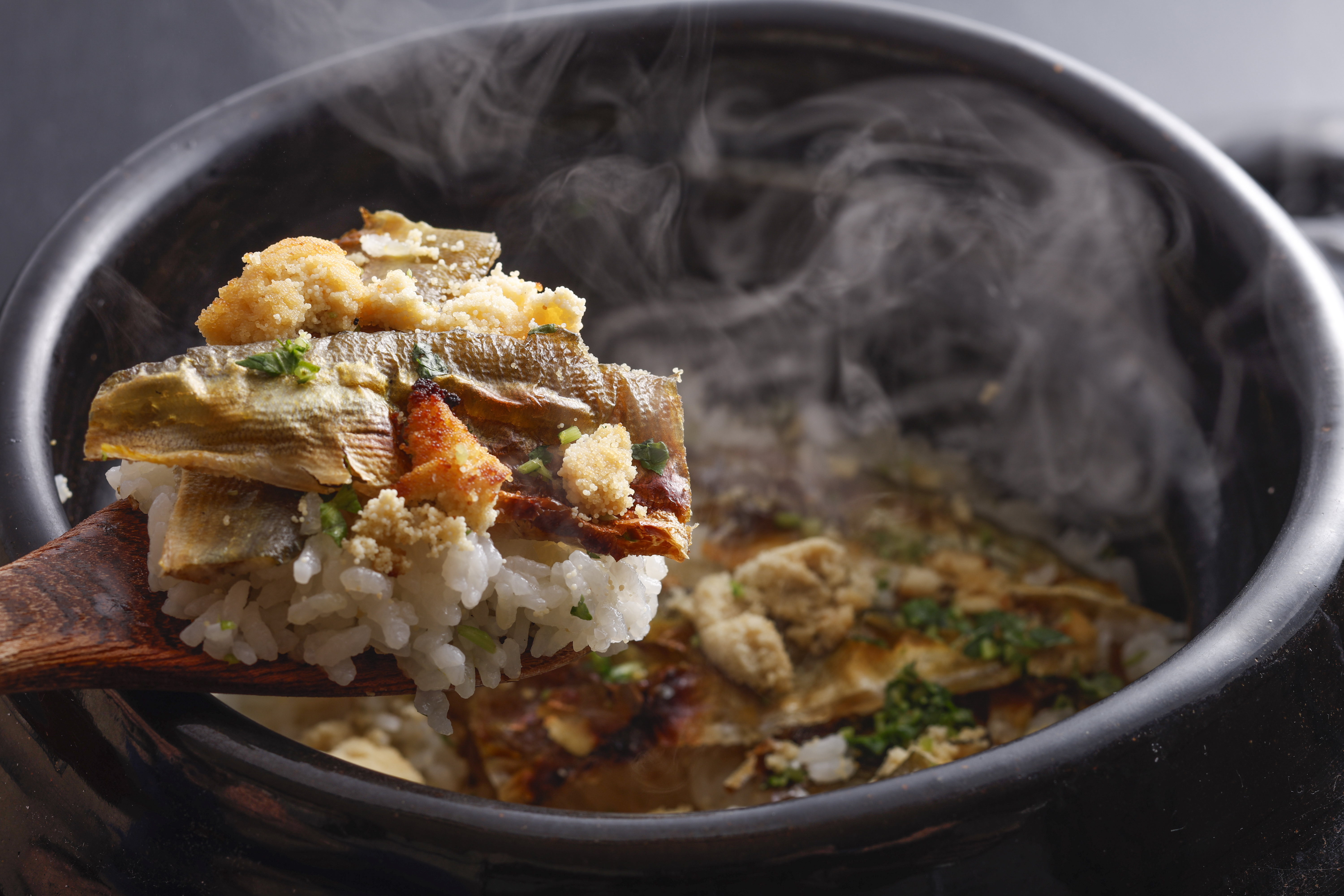 子持ち鮎の信楽焼土鍋ご飯の画像、魚石のホームページへのリンク