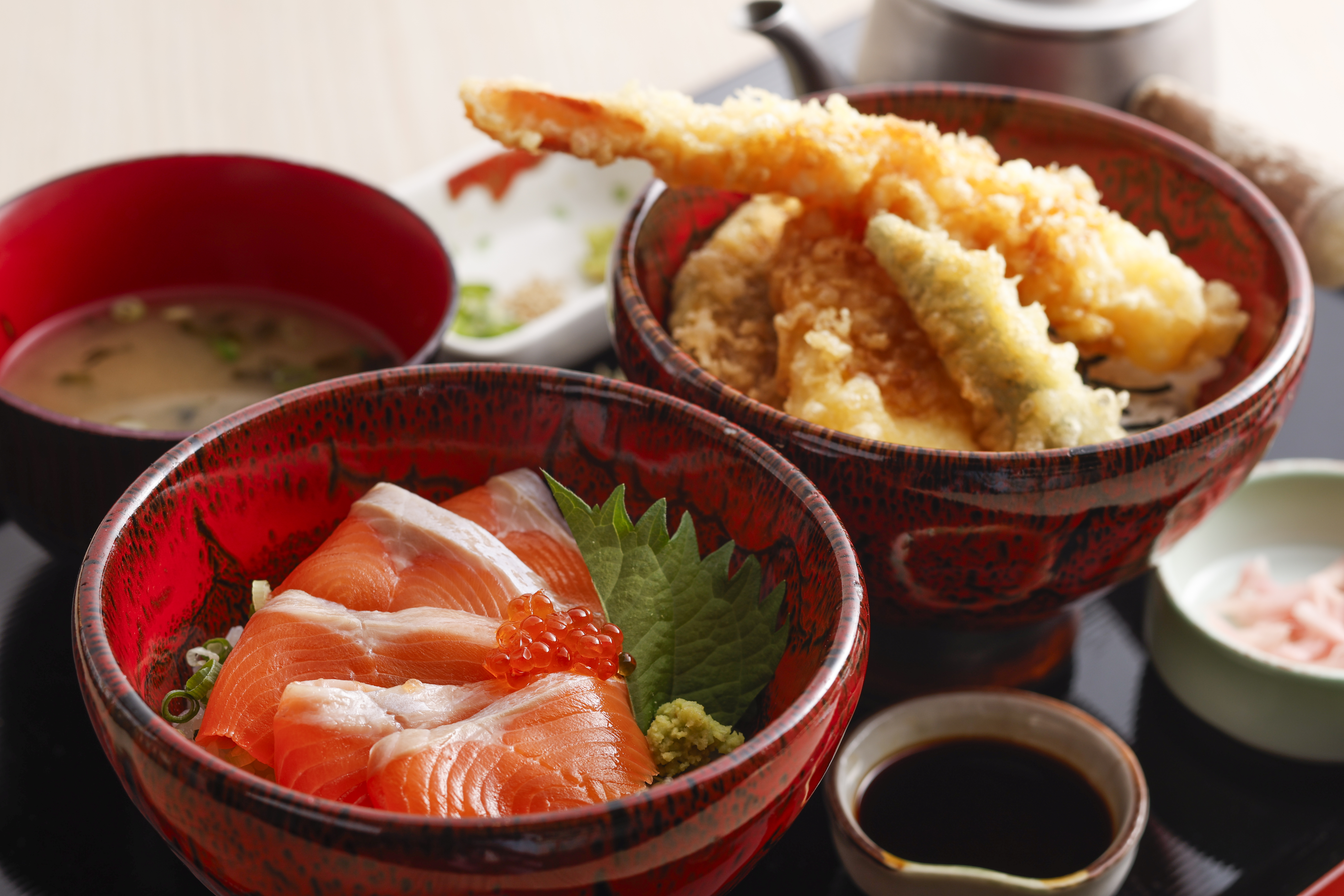 紬ミニビワマス御膳の画像、海鮮天ぷら紬屋ホームページへのリンク