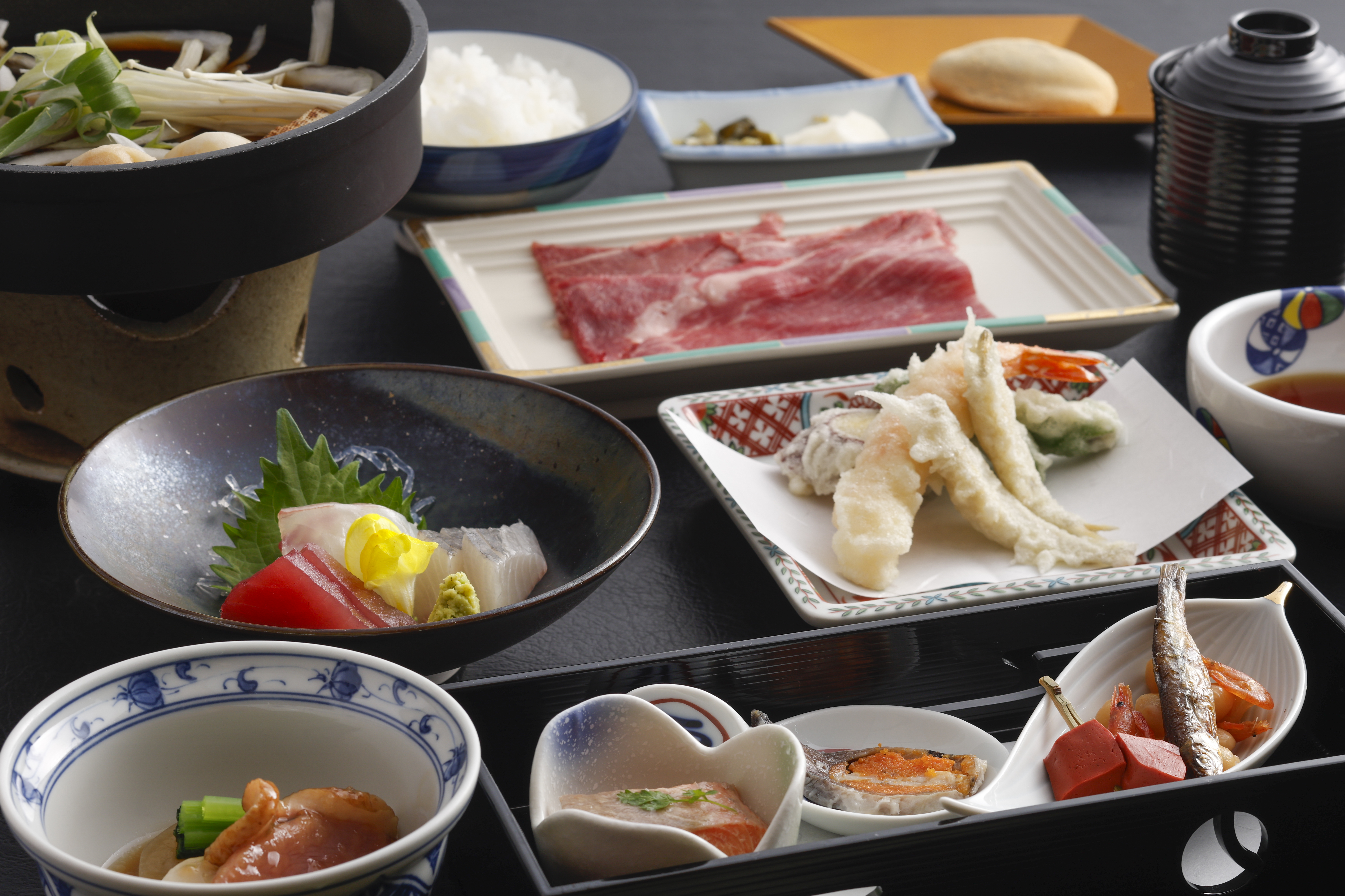 夕食一例の画像、琵琶湖ホテルホームページへのリンク