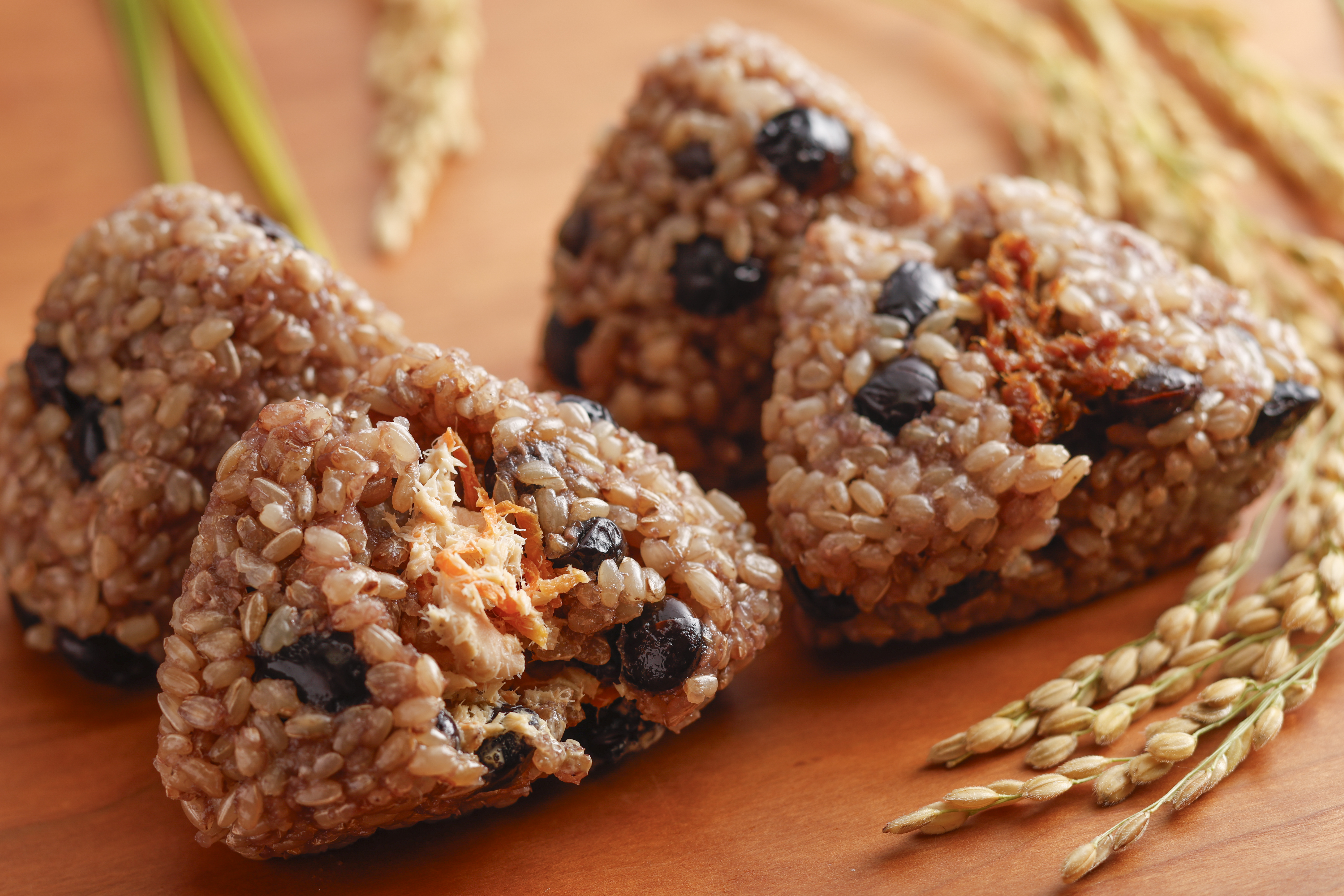 玄米おこわおにぎり（びわマスみそとにんじんラペ）の画像、そふぁらホームページへのリンク