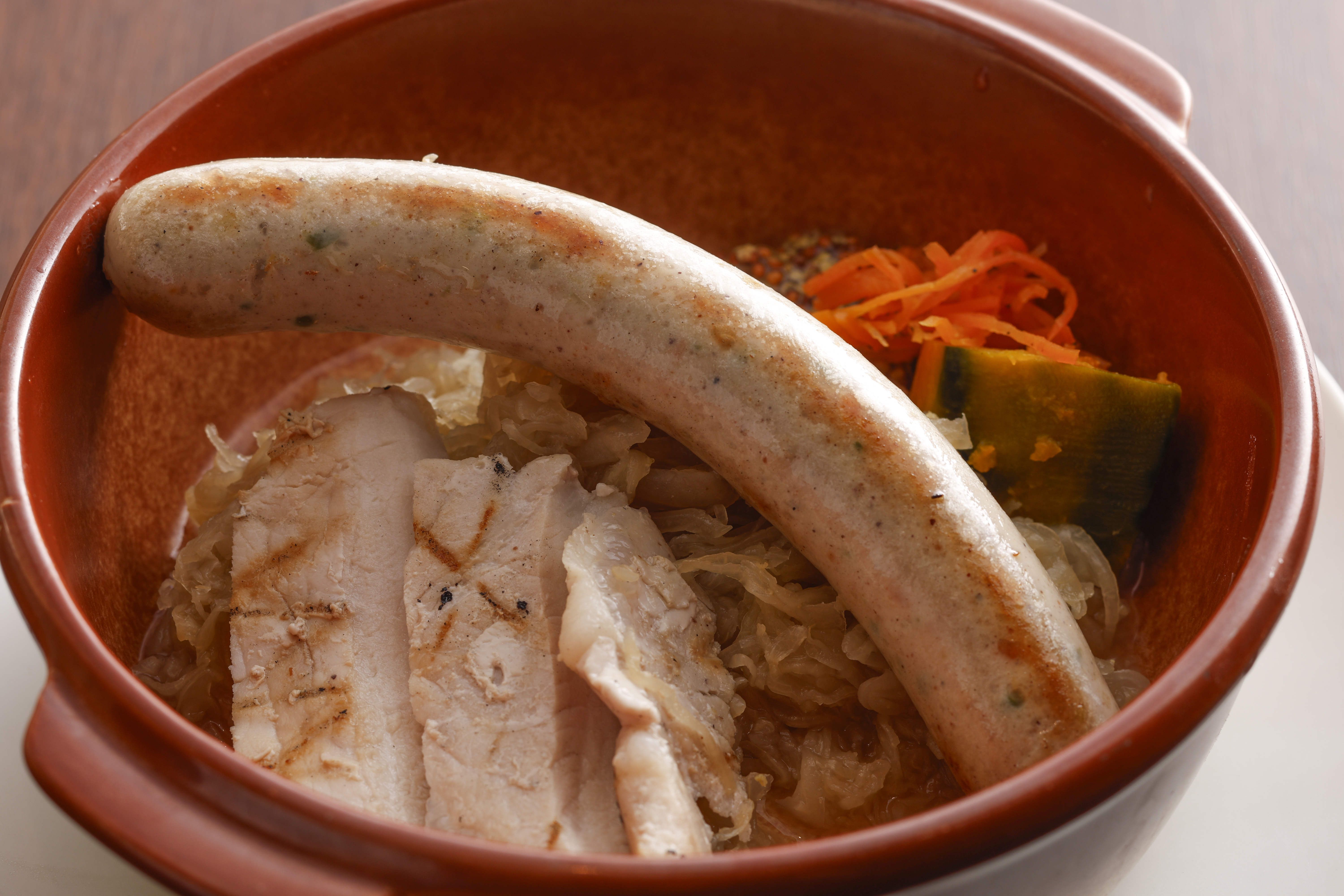 湖魚肉ソーセージのソテ、 シュークルトと共にの画像、teraiteiホームページへのリンク