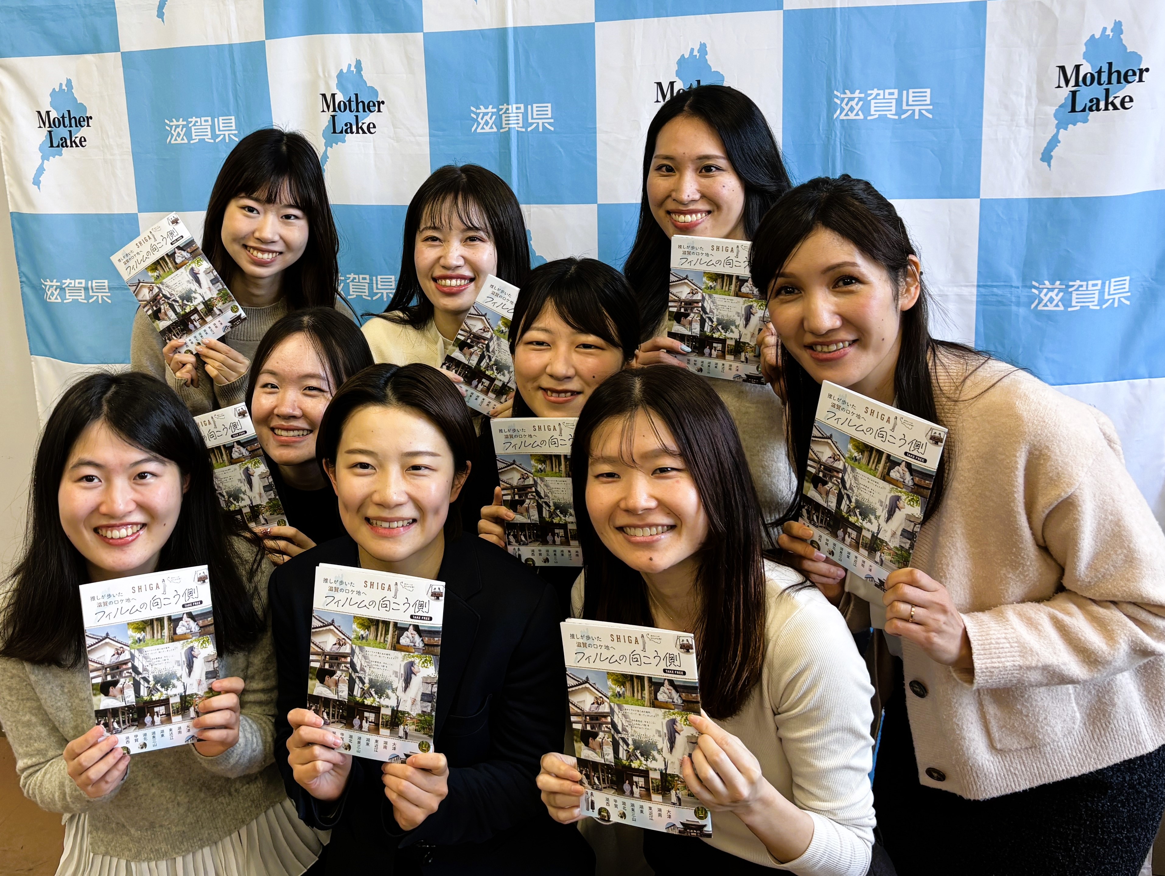 ガイドブック中のモデルを務めた県職員の皆さん