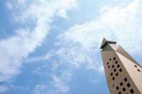 大学内から撮影した空です。
尖っている屋根を持つ大学の建物が右側にあり、青空が広がっています