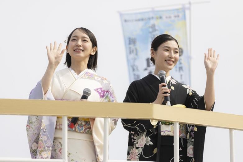 春の北びわ湖観光開きに出席した吉岡里帆さんと白石聖さん