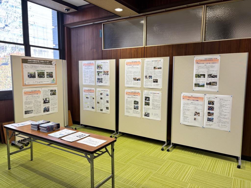 県民サロンでの環境政策課の展示の様子