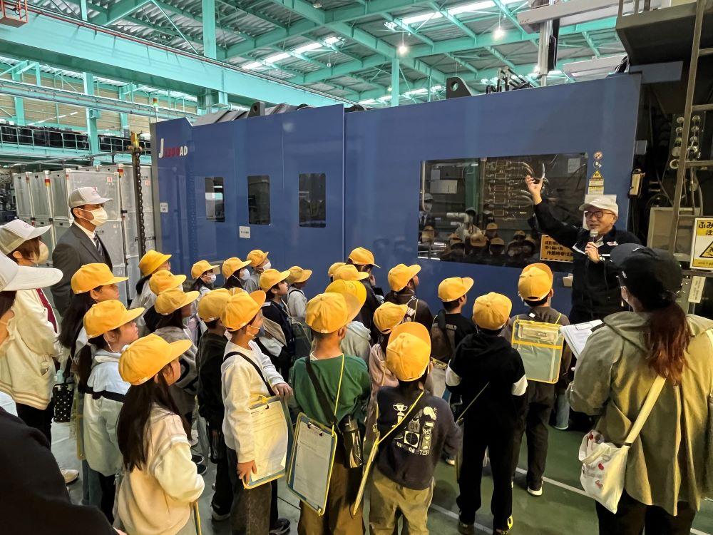 製造工程見学の様子