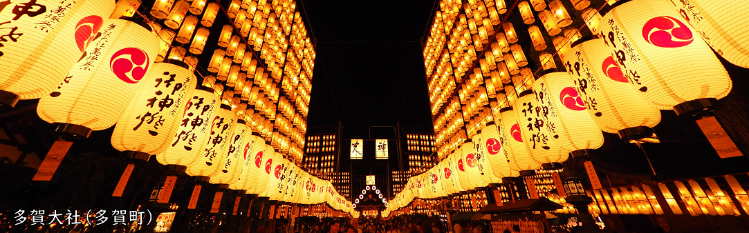 多賀大社の万灯祭の画像。毎年8月3日～5日まで開催。境内には奉納された一万灯を超える提灯が灯される。