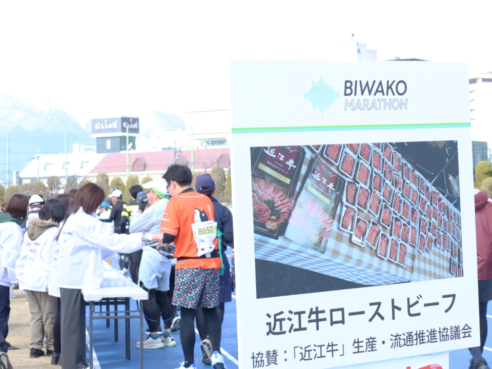 近江牛ローストビーフを配布している様子