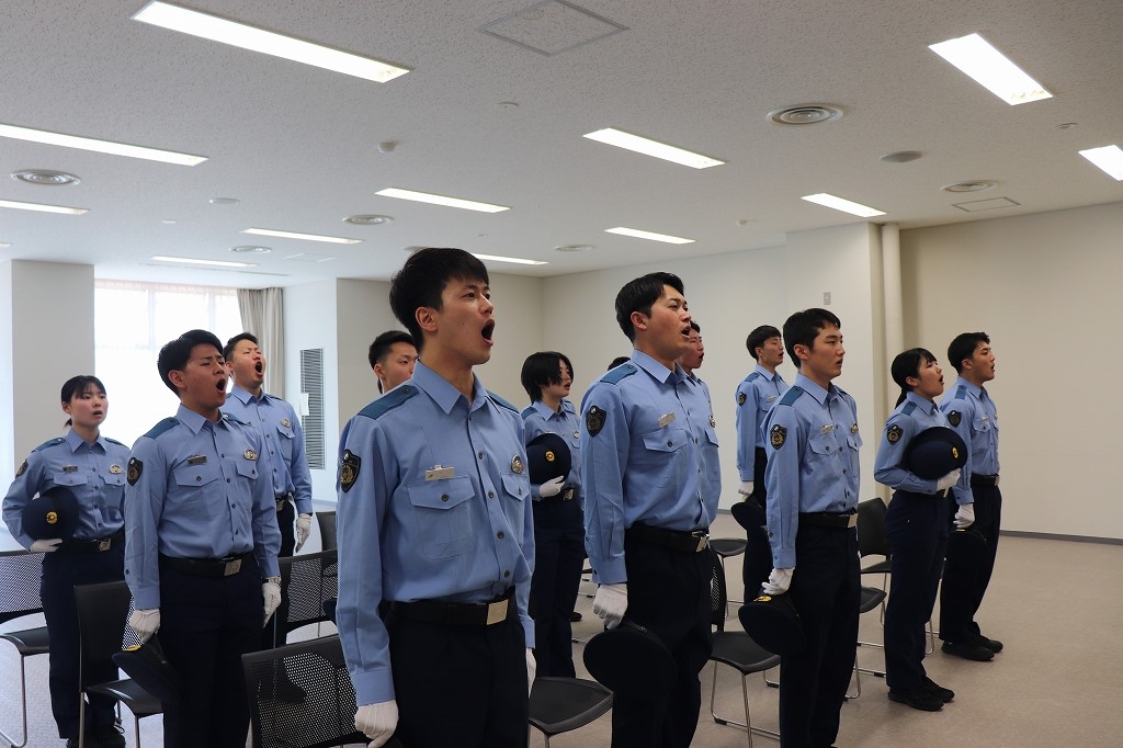 起立する卒業生