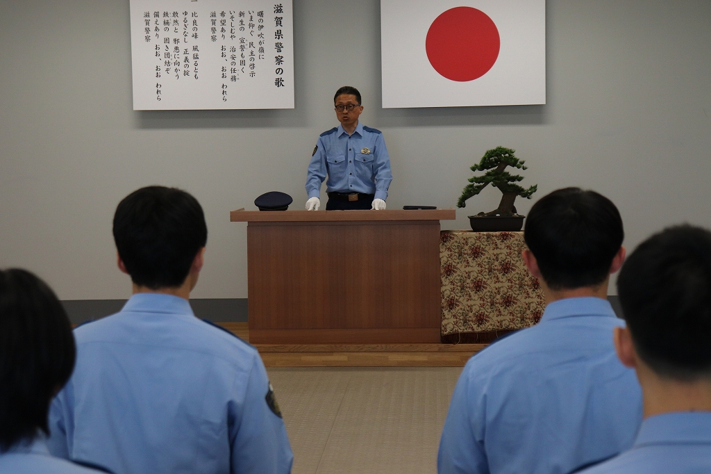 学生に語りかける学校長
