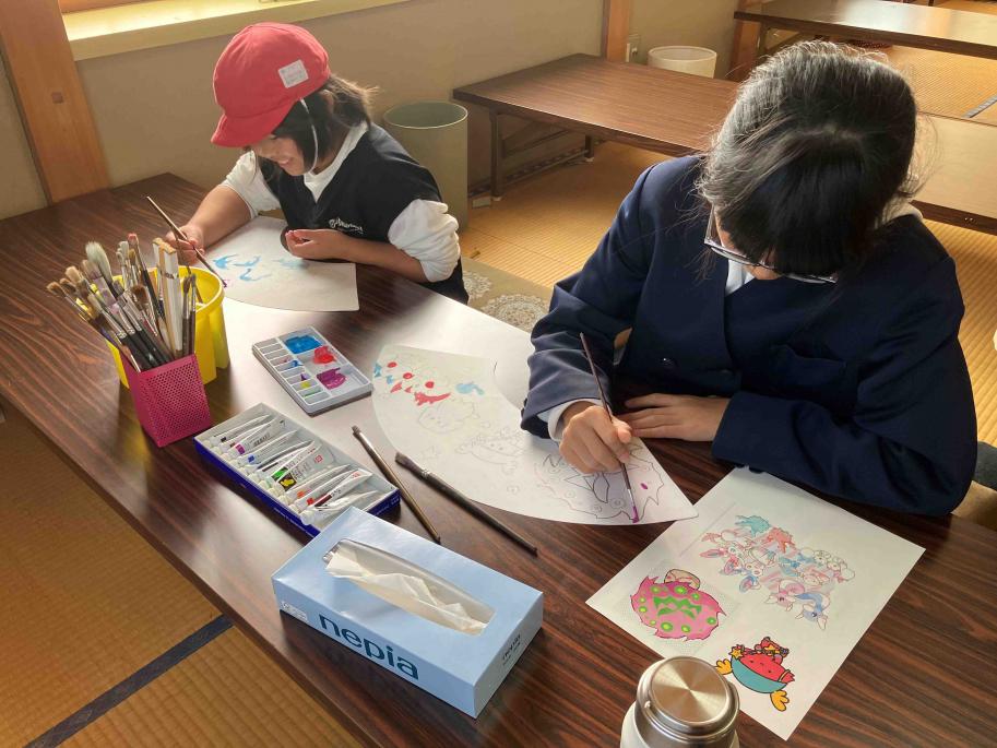 地場産業・伝統的工芸品の製造工程などを体験する様子