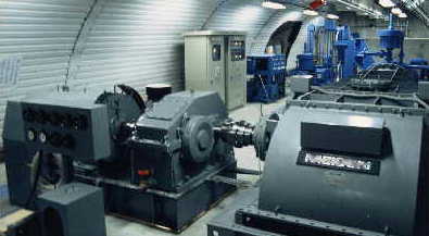 管理用水力発電設備の写真です。右側の部分が水車、真ん中が増速ギヤ、左が発電機です。