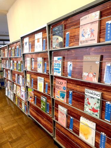 看護学・歯科衛生学の専門雑誌が並ぶ