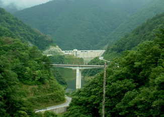 ダム堤体と寺谷大橋です。