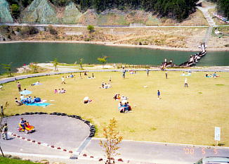 ダム湖の公園、ブルーリバーパークの写真です。