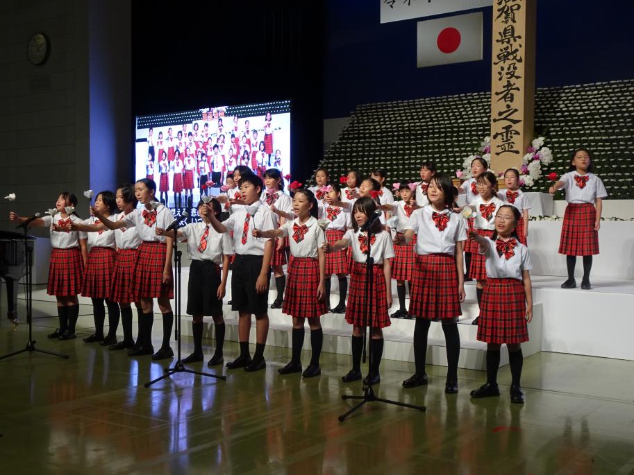 長浜小学校合唱団の皆様が合唱する様子
