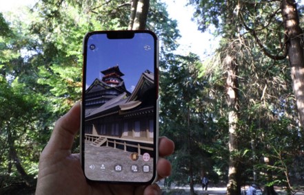 スマホをかざしている様子