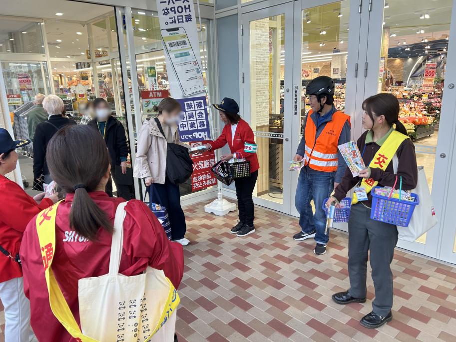 フレンドマート南郷店で交通安全啓発の様子2