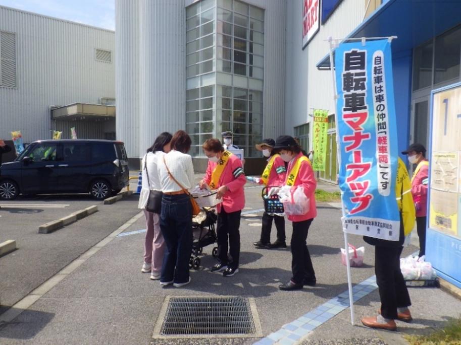 守山警察署と大津北警察署の合同交通安全啓発の様子2