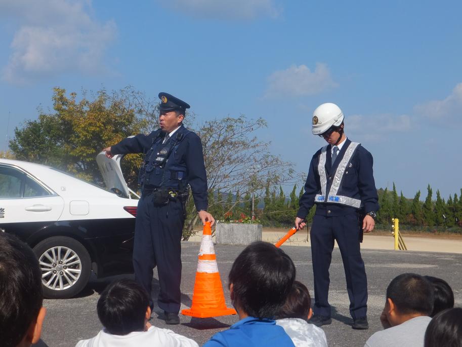 パトカーの前で説明する警察官