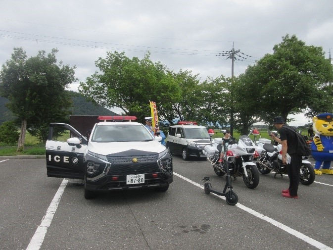 パトカー展示の様子1