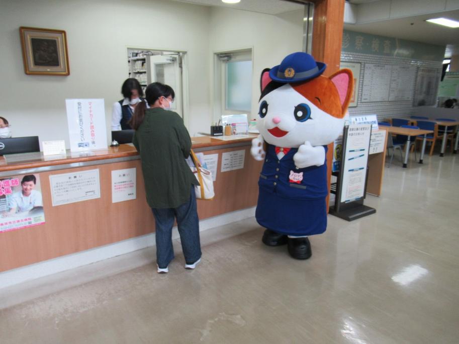 来院者に声をかけるメロディーちゃん
