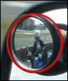 左補助ミラーで二輪車を確認の写真