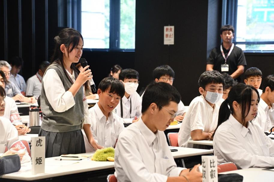 質問をする高校新聞部員