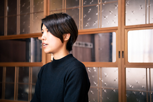インタビューを受ける船崎さん